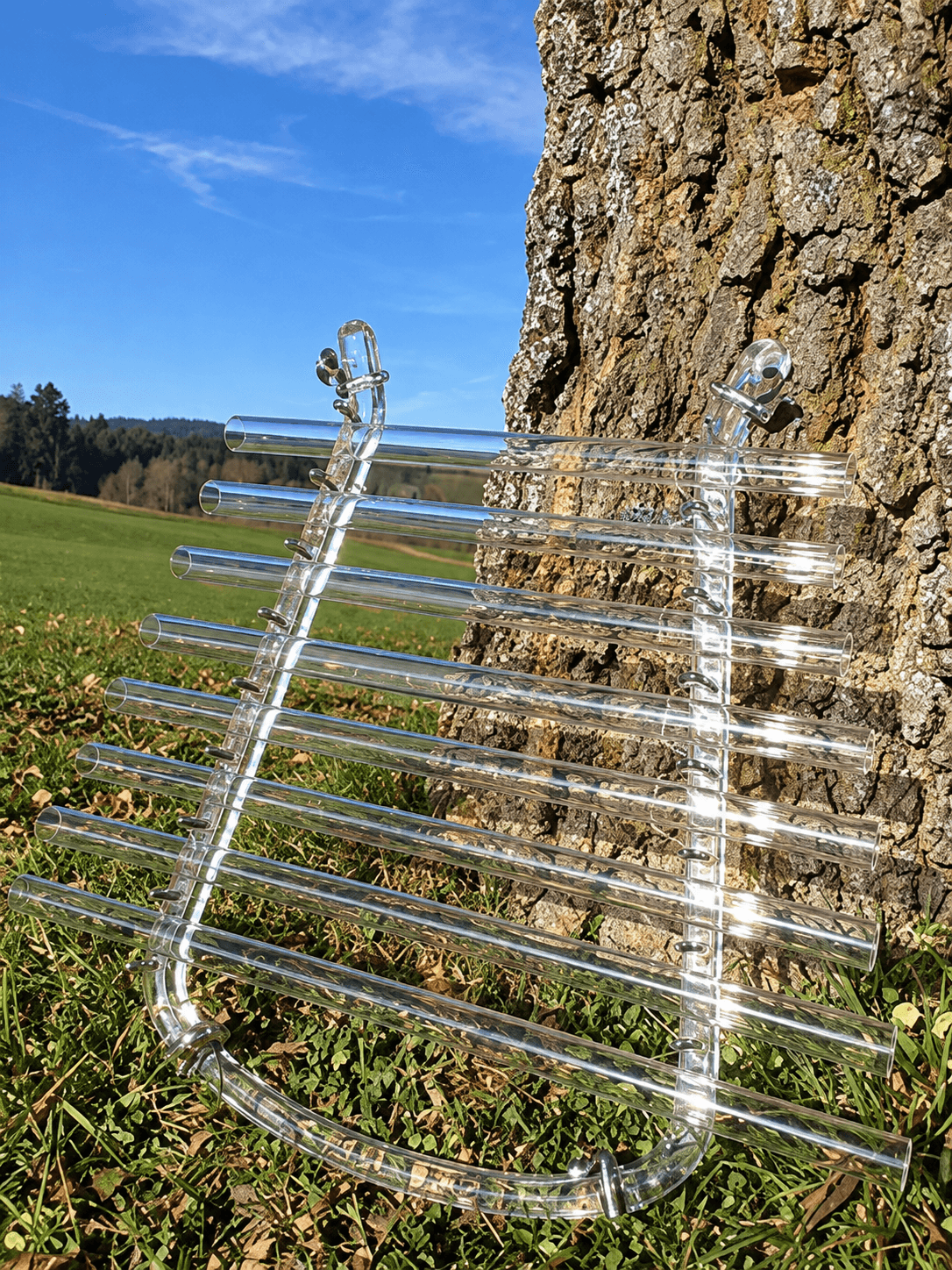 Lyre de cristal transparente installée en plein air