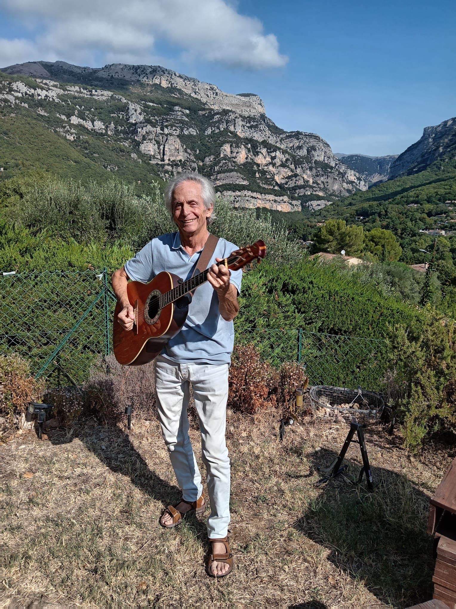 Le créateur des Z’ateliers jouant de la guitare en pleine nature